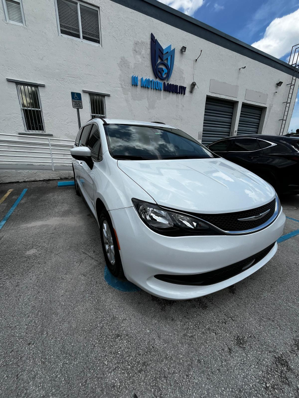 2021 Chrysler Voyager's photo